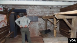 莫斯科古拉格博物馆复制的当年古拉格集中营牢房内部。（美国之音白桦拍摄）