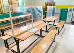 សកម្មភាព​រៀបចំ​ដាក់​ឲ្យ​មាន​គម្លាត​នៅតាម​ទីធ្លា និង​ក្នុងថ្នាក់​របស់​សាលារៀន​វ៉េស្ទឡាញន៍ នៅទីក្រុងភ្នំពេញ ថ្ងៃទី​៧ ខែកក្កដា ឆ្នាំ​២០២០។ (ធីតា វីន/វីអូអេ)