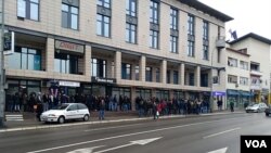 Red pred slovenaškim predstavništvom