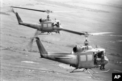 រូបឯកសារ៖ ទាហាន​អាមេរិក​កង US 25th ឈរ​សំយុង​ជើង​នៅពេល​ដែល​ឧទ្ធម្ភាគចក្រ​នាំ​ពួកគេ​ទៅ​កាន់​មូលដ្ឋាន​ប្រតិបត្តិការ នៅ​តំបន់​ដីសណ្តទន្លេ​មេគង្គ នៅ​ភាគ​ខាង​និរតីនៃ​ទីក្រុង​សៃហ្គន កាលពីថ្ងៃទី៩ ខែសីហា ឆ្នាំ១៩៦៧។