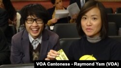 香港真普選的支持者旁聽委員會的聽證會並展示支持真普選的小型標語