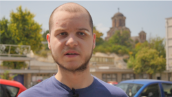 Prvo sam dobio dva udarca, nakon što sam pokazao legitimaciju i vikao da sam novinar, dobio sam dva udarca od kojih sam pao: Žikica Stevanović