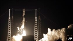 A Falcon 9 SpaceX rocket, with a payload of 60 satellites for SpaceX's Starlink broadband network, lifts off from Space Launch Complex 40 at the Cape Canaveral Air Force Station in Cape Canaveral, Fla., Thursday, May 23, 2019. (AP Photo/John Raoux)