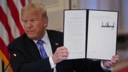 Shugaba Donald Trump yana nuna wani kudurin shugaban kasa da ya sa hannu