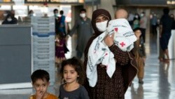 Porodice evakuisane iz Kabula stižu na međunarodni aerodrom Vašington-Dales u Virdžiniji, nadomak američke prestonice, 27. avgusta 2021.