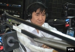 លោក ពុទ្ធា ហង្ស នាយកប្រតិបត្តិ​នៃ​អង្គការ​នីកហ្វិក​ចូល​រួមនៅ​ក្នុង​កម្មវិធី​ហេឡូវីអូអេ​កាល​ពី​ថ្ងៃ​ព្រហស្បតិ៍​ទី៣០ ខែ​តុលា ឆ្នាំ​២០១៤។ (លឹម សុធី/VOA)