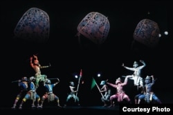 រូបភាពនៃស្នាដៃសិល្បៈមួយដែលរួមបញ្ចូលគ្នារវាងការសម្តែងស្បែកធំ និងល្ខោនខោលសម្រាប់ឈុតសម្តែងឆាកចម្បាំងរវាង ពិនន្ទជិត្រ និងហនុមាន។ (រូបថតដោយ៖ អង្គការសិល្បៈខ្មែរអមតៈ)