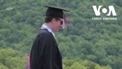 В одній зі шкіл в Нью-Гемпширі влаштували випускний на вершині гори. Відео
