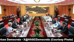 2025年9月22日，中国国防部长董军与美国华盛顿州民主党籍联邦众议员亚当·史密斯(左四)率领的众议院访华代表团在北京举行会谈。