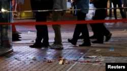 在香港主權移交中國 24 週年和中國共產黨成立 100 週年之際，在香港銅鑼灣一名男子據稱刺傷一名警察的地方的人行道上看到血跡 （路透社照片）