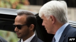 George Papadopoulos (à gauche), conseiller de la politique étrangère du président américain Donald Trump, arrive au tribunal de district des États-Unis pour sa condamnation à Washington le 7 septembre 2018.