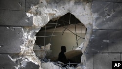 Ukuta wa makazi ya watu uliotobolewa na shambulizi la roketi kutoka ukanda wa Gaza.