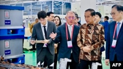 Presiden Joko Widodo didamping Kepala Eksekutif Hyundai Motor Group Chung Eui-sun (tengah) meninjau pabrik baterai dan kendaraan listrik PT Hyundai LG Indonesia-Green Power di Karawang, Jawa Barat, 3 Juli 2024. (Foto: Biro Setpres/AFP)