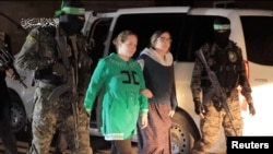 Taoci u Gazi u pratnji pripadnika Hamasa, 30. novembar 2023. (Foto: Hamas Military Wing/Handout via REUTERS)