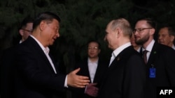 ภาพจากสื่อทางการรัสเซีย Sputnik เผยให้เห็นปธน.สี จิ้นผิง ของจีน โอบกอดปธน.วลาดิเมียร์ ปูติน แห่งรัสเซีย ระหว่างการประชุมสุดยอดสองผู้นำที่กรุงปักกิ่ง เมื่อ 16 พ.ค. 2024 (Photo by Mikhail METZEL / POOL / AFP / SPUTNIK)