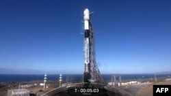 2023年12月1日SpaceX獵鷹9號火箭在加州范登堡空軍基地為南韓發射”北韓425“偵察衛星。