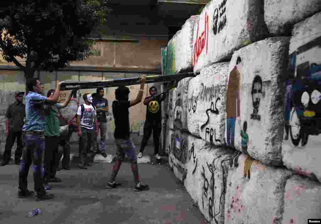 Faollar to'siqlardan o'tib, parlament yonida namoyishga to'plandi, Tahrir maydoni, Qohira, Misr, 10-iyul, 2012-yil.