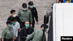 前港大法律副教授戴耀廷（中）涉嫌 “串谋颠覆国家政权罪”2021年3月2日被警车押送前往法庭应讯（路透社）