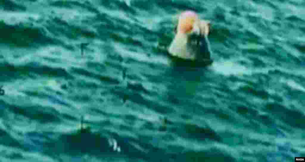 Le module d'équipage Orion amerrit dans l'océan Pacifique à environ 600 sud-ouest de San Diego à 11h29.