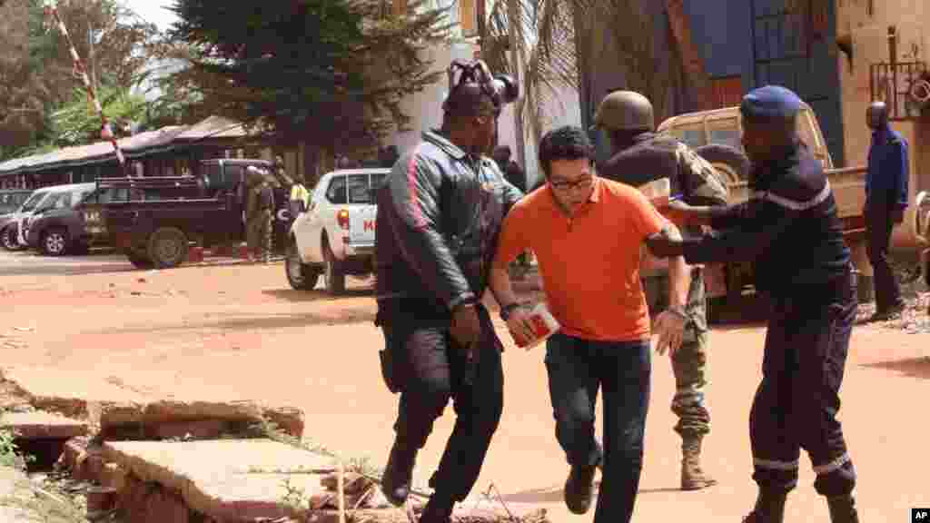 Mutane su na gudu daga hotel din Radisson Blu Hotel na Bamako, Mali, Jumma'a, Nov. 20, 2015.