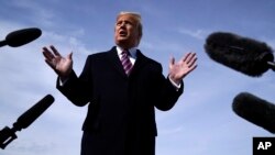 Predsjednik SAD u razgovoru s novinarima pre polaska za Los Anđeles (Foto: AP/Evan Vucci)