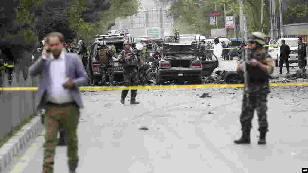 Jami'an tsaro sun kewaye filin bayan harin 'yan ta'adda a Kabul babban birnin, ranar Laraba 3 ga watan Mayu shekarar 2017. &nbsp;