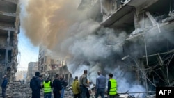 2024年11月15日，在以色列和真主黨持續戰爭期間，消防員在貝魯特南郊戈貝利社區以色列空襲的現場滅火。