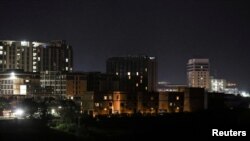 ထိုင်းနိုင်ငံဘက်ကနေ လျှပ်စစ်မီးဖြတ်တောက်ထားတဲ့ မြန်မာနိုင်ငံ၊ မြဝတီခရိုင်ထဲက ကာစီနိုလောင်းကစားရုံတွေနဲ့ ခရီးသွားလုပ်ငန်းတွေရှိရာ ရွှေကုက္ကိုမြို့။ (ဖေဖေါ်ဝါရီ ၁၉၊ ၂၀၂၅)