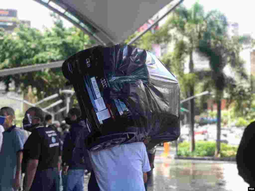 Por lo general, los compradores consultados por VOA expresaron que iban por una compra en específico. Foto: Fabiana Rondón - VOA.