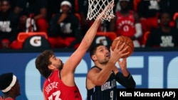 Nikola Vučević u duelu sa Markom Gasolom, u prvom poluvremenu utakmice Orlando - Toronto, u "balonu" na Floridi (Foto: AP/Kim Klement) 