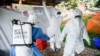 Le personnel médical de l'unité de traitement Ebola (ETU) se prépare à travailler avec son équipement de protection individuelle (EPI) lors de sa répétition hebdomadaire à l'Hôpital général Bwera de Bwera, à la frontière avec la RDC, à l'ouest de l'Ouganda, le 12 décembre 2018.