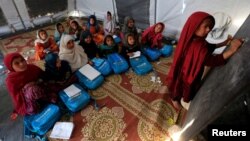 Vatanida boshpanasiz yashayotgan bolalar BMT yordamida bilim olmoqda, Jalolobod, Afg'oniston