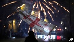 На акции протеста оппозиции против решения правительства приостновить переговоры о членстве Грузии в ЕС. Тбилиси, 7 декабря 2024. (AP Photo/Pavel Bednyakov)
