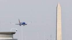 Mas de 300 funcionarios trabajan en el río Potomac en Washington DC recuperando cuerpos de víctimas de la tragedia aérea