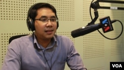 Sok Udom, Dean of Academic Affairs of Zaman University, Phnom Penh, discusses "Latest Developments and Outlook for Thai-Cambodian Relations" on VOA Khmer's Hello VOA radio call-in show, Thursday, March 3, 2016. (Lim Sothy/VOA Khmer)