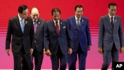 លោកនាយករដ្ឋមន្ត្រី ហ៊ុន សែន ដើរជាមួយមេដឹកនាំប្រទេសថៃ វៀតណាម ព្រុយណេ និងឥណ្ឌូនេស៊ី ចុះពីវេទិកាក្នុងកិច្ចប្រជុំកំពូលអាស៊ានលើកទី៣៥ នៅប្រទេសថៃ កាលពីថ្ងៃទី៣ ខែវិច្ឆិកា ឆ្នាំ២០១៩។ 