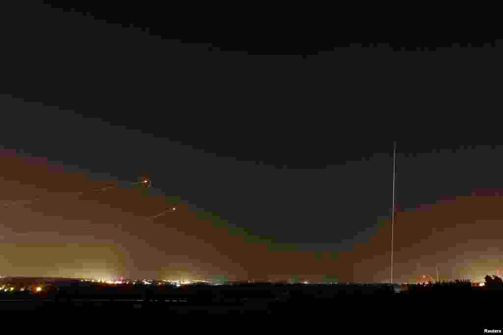 Isroilning "Temir gumbaz" deya ataladigan havo mudofaa tizimi XAMAS otgan raketani urib tushirmoqda, 19-avgust, 2014-yil.
