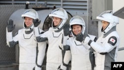 Слева на право: космонавт Роскосмоса Кирилл Песков, астронавты НАСА Николь Айерс и Энн Макклейн, астронавт JAXA Такуя Ониси по пути на стартовый комплекс 39А в Космическом центре имени Кеннеди на мысе Канаверал, штат Флорида, 12 марта 2025 года.