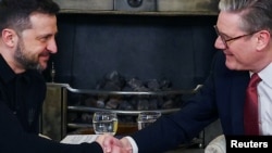 ইউক্রেনের প্রেসিডেন্ট ভলোদিমির জেলেন্সকি (বামে)১০ নম্বর ডাউনিং স্ট্রিটে ব্রিটেনের প্রধানমন্ত্রী কীর স্টারমারের সঙ্গে দ্বিপাক্ষিক বৈঠকের সময়ে হাত মিলাচ্ছেন । লন্ডন, ১ মার্চ,২০২৫। ( রয়টার্সের মাধ্যমে পিটার নিকলস/পুল) 