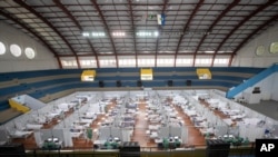 Pacientes de COVID-19 en un hospital de campaña habilitado en un coliseo deportivo en Santo Andre, en las afueras de Sao Paulo, Brasil, el jueves 4 de marzo de 2021. Foto: AP.