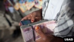 بانک مرکزی:ذخیرۀ پولی افغانستان میتواند از بحران احتمالی مالی جلوگیری کند