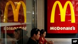 Activistas han convocado a marchas de protestas frente a las oficinas principales de McDonald's cerca de Chicago.