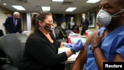 ARHIVA - Vakcinacija veterana u prisustvu predsednika SAD Džoa Bajdena (Foto: Rojters/Tom Brenner)