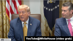 特朗普总统在白宫召开内阁会议，图右为国防部长海格塞斯。(2025年7月8日)