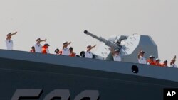 រូបឯកសារ៖ នាវាចម្បាំងរបស់ចិនប្រភេទ 054 ដែលភ្ជាប់ជាមួយប្រព័ន្ធបាញ់មីស៊ីល សំចតនៅកំពង់ផែ Manila ខាងត្បូង ប្រទេសហ្វីលីពីន កាលពីថ្ងៃទី១៧ ខែមករា ឆ្នាំ២០១៩។ 