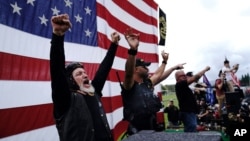 "Proud Boys" o'ng qanot guruhi a'zolari namoyish o'tkazmoqda, Portlend, Oregon, 2020-yil, 26-sentabr