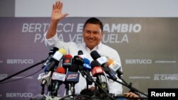 El candidato presidencial venezolano de oposición Javier Bertucci, del partido "Esperanza por el Cambio", saluda durante una conferencia de prensa en Caracas. Mayo 10 de 2018.