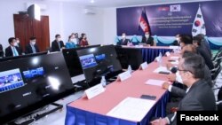 ទិដ្ឋភាព​ទូទៅ​នៃ​ការចុះ​ហត្ថលេខា​លើ​កិច្ចព្រមព្រៀង​ពាណិជ្ជកម្ម​សេរី​រវាង​ព្រះរាជាណាចក្រ​កម្ពុជា និង​ប្រទេស​កូរ៉េខាងត្បូង នៅ​ថ្ងៃទី២៦ ខែតុលា ឆ្នាំ២០២១។ (រូបភាព​ពី​ទំព័រ​ហ្វេសប៊ុក​ក្រសួង​ពាណិជ្ជកម្ម Ministry of Commerce)