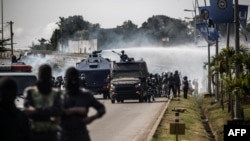 Les forces de sécurité ont fait usage de canons à eau contre les partisans de Jean Ping, à Libreville le 31 août 2016. (AFP PHOTO / Marco Longari)