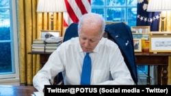 Američki predsednik potpisuje uredbu (Foto: Twitter/@POTUS)